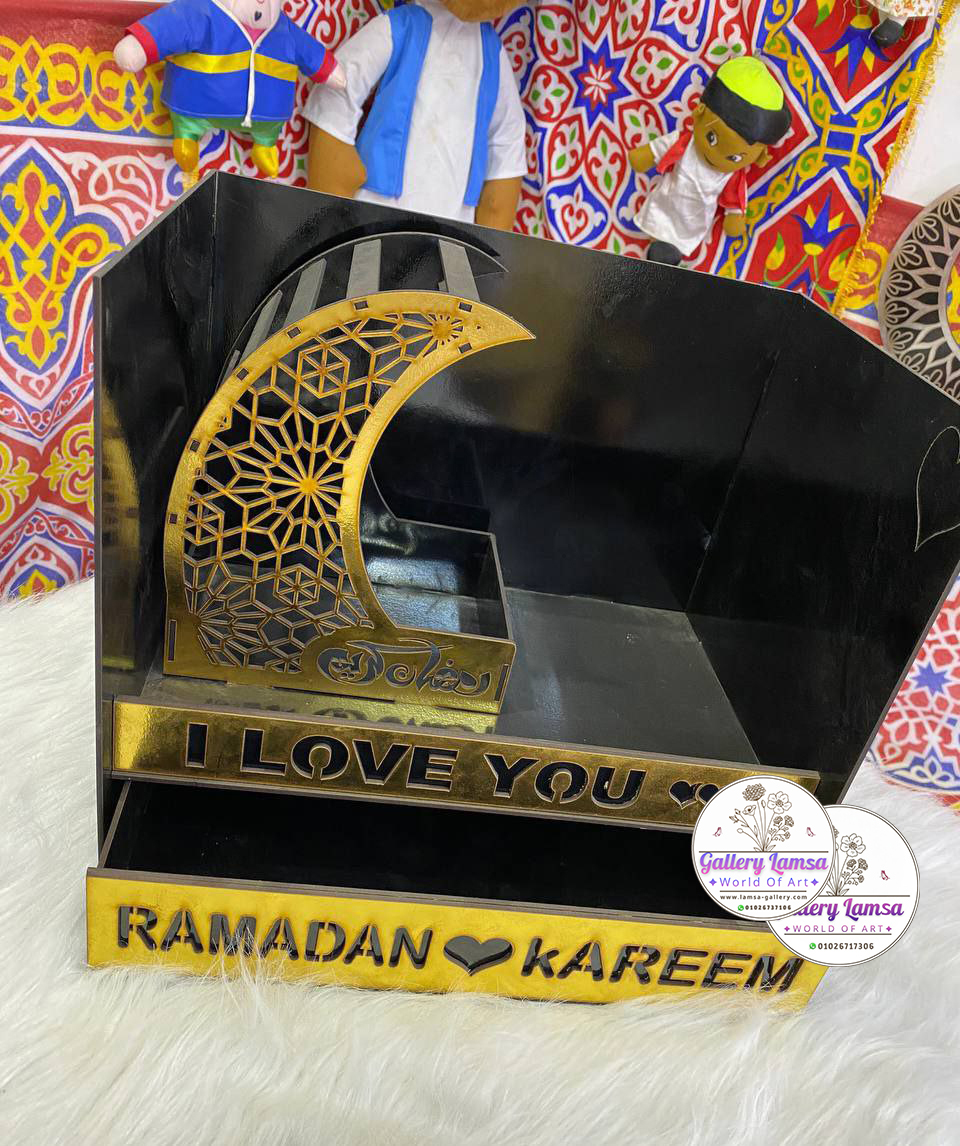 رف مكتب على شكل هلال بعبارة رمضان كريم